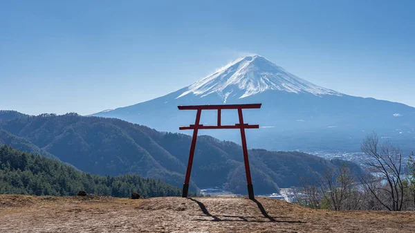 Vista de la puerta Torii del Santuario de Asama con el Monte Fuji en el fondo — Foto de Stock