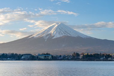 Japonya 'daki Kawaguchiko Gölü ile Fuji Dağı' nın yakın görüntüsü