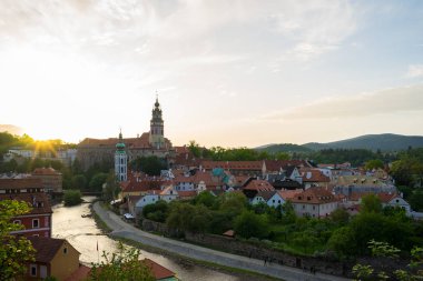 Cesky Krumlov, Çek Cumhuriyeti Cesky Krumlov 'da günbatımı ile gökyüzünde