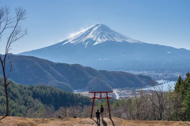 Arka planda Fuji Dağı olan Asama Tapınağı 'nın Torii kapısı görüntüsü