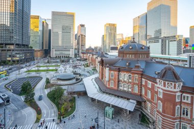 Tokyo 'da gün batımı Japonya' daki Tokyo tren istasyonu manzaralı.