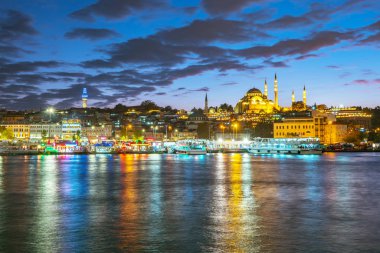 İstanbul şehir manzarası İstanbul, Türkiye 'de gece gökdelenleri