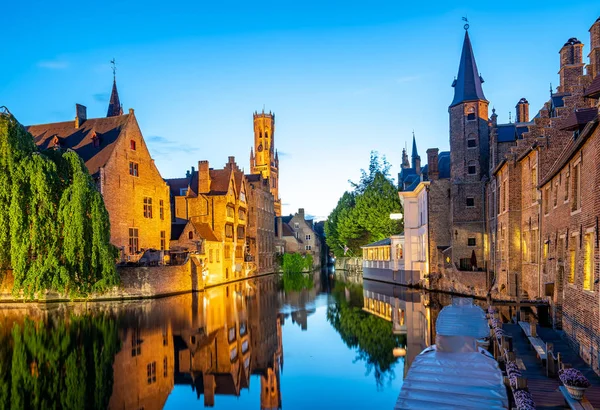 Bruges skyline cidade com canal à noite na Bélgica — Fotografia de Stock