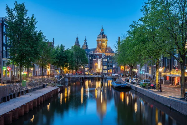 De skyline van Amsterdam met Sint Nicolaaskerk in — Stockfoto