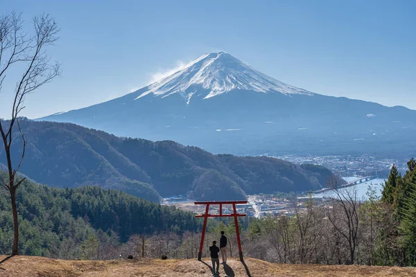 Arka planda Fuji Dağı olan Asama Tapınağı 'nın Torii kapısı görüntüsü