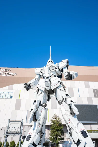 RX-0 Unicorn Gundam di fronte al Diver City Tokyo Plaza di Odaiba, Tokyo . — Foto Stock