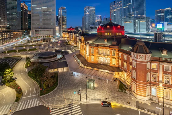 Noite na cidade de Tóquio com vista para a estação ferroviária de Tóquio no Japão — Fotografia de Stock