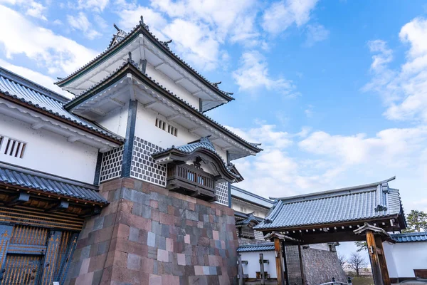 Château de Kanazawa avec ciel bleu dans la ville de Kanazawa, Japon — Photo