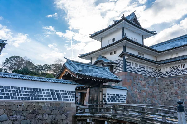 Castillo de Kanazawa con cielo azul en la ciudad de Kanazawa, Japón — Foto de Stock