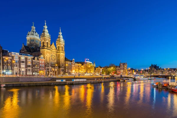 Amsterdam horizonte de la ciudad con edificio emblemático por la noche en Nether —  Fotos de Stock