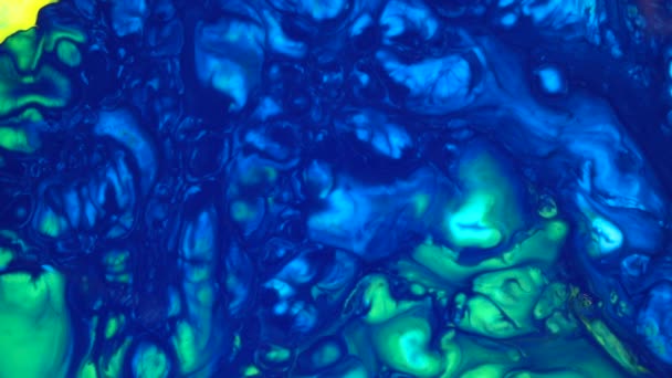 4k Filmmaterial. Tinte in Wasser. Blaue Tinte, die im Wasser reagiert und einen abstrakten Hintergrund erzeugt. — Stockvideo