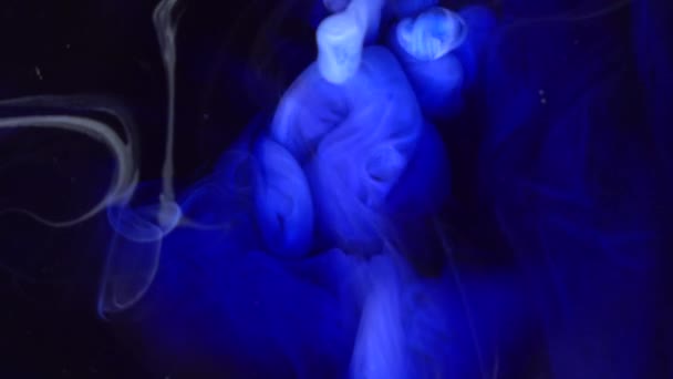 Imagens 4K. Abstrato azul colorido cachoeira pintura tinta fundo difusão . — Vídeo de Stock