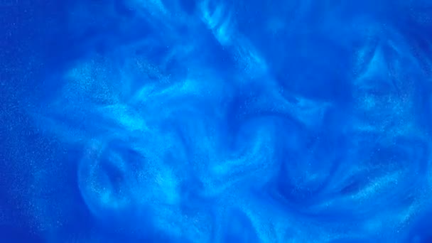 Запись 4К. Чернила в воде. Синие чернила реагируют в воде, создавая абстрактный фон . — стоковое видео