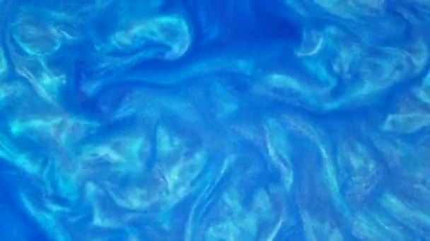 4k 镜头墨水在水中。蓝色墨水在水中的反应创建抽象背景. — 图库视频影像