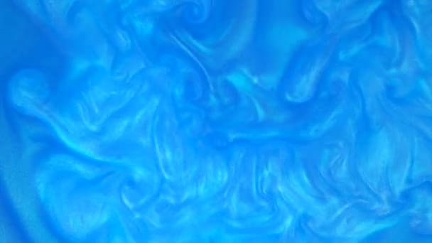 4k Filmmaterial. Tinte in Wasser. Blaue Tinte, die im Wasser reagiert und einen abstrakten Hintergrund erzeugt. — Stockvideo