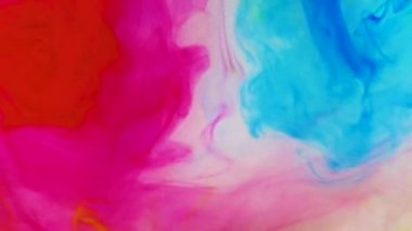 4 k görüntüleri. Suda mürekkep. Mavi mürekkep arka plan oluşturma suya tepki.