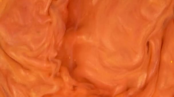 4k Filmmaterial. Tinte in Wasser. rote Tinte, die im Wasser reagiert und einen abstrakten Hintergrund erzeugt. — Stockvideo