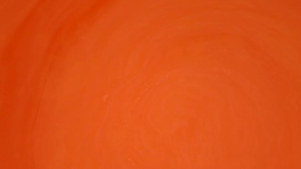 Imagens 4K. Tinta na água. Tinta vermelha reagindo na água criando fundo abstrato . — Vídeo de Stock