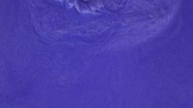 4 k görüntüleri. Suda mürekkep. Mor mürekkep arka plan oluşturma suya tepki.