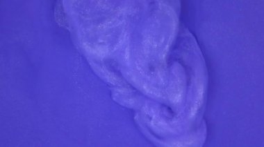 4 k görüntüleri. Suda mürekkep. Mor mürekkep arka plan oluşturma suya tepki.