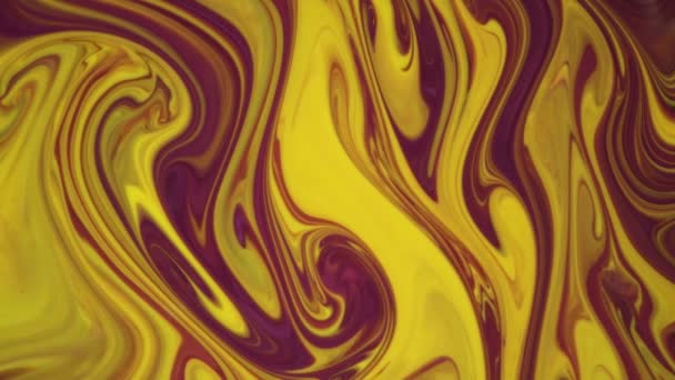 4K filmati. Inchiostro in acqua. Inchiostro viola e giallo che reagisce in acqua creando uno sfondo astratto . — Video Stock