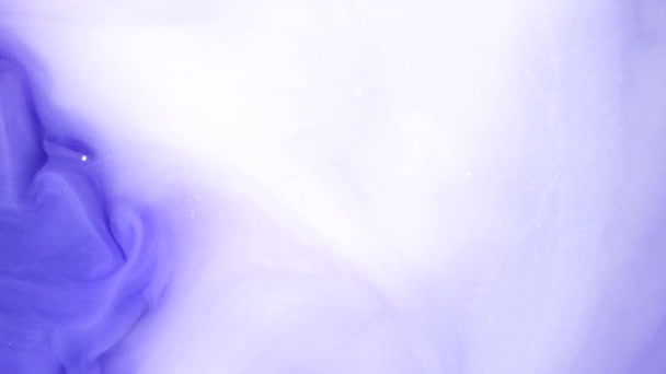 Des images 4K. Encre dans l'eau. Encre violette réagissant dans l'eau créant un fond abstrait .