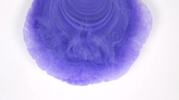 4k 镜头墨水在水中。在水中反应的紫罗兰色墨水创建抽象背景. — 图库视频影像