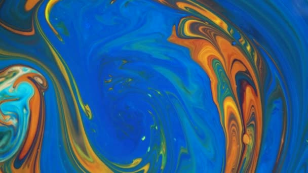 4 k-beeldmateriaal. Inkt in water. Blauwe en oranje inkt reageren in water maken van abstracte achtergrond. — Stockvideo