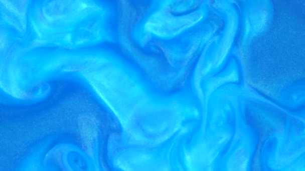 4 k-beeldmateriaal. Inkt in water. Blauwe inkt reageren in water maken van abstracte achtergrond. — Stockvideo