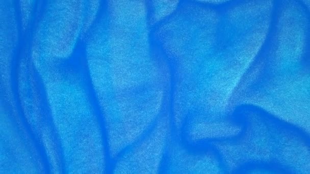 Запись 4К. Чернила в воде. Синие чернила реагируют в воде, создавая абстрактный фон . — стоковое видео