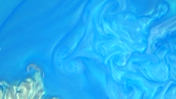 4K filmati. Inchiostro in acqua. Inchiostro blu che reagisce in acqua creando sfondo astratto . — Video Stock