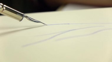Uyuşuk görüntüleri. Sanatçı kız el mavi mürekkep kalemle çizer. yakın çekim