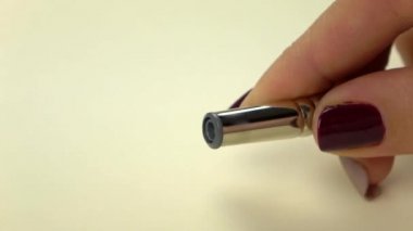 Uyuşuk görüntüleri. Sanatçı kız değişiklikleri ucu kalem. Yakın çekim