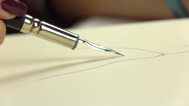 Slow-mo záběry. Umělec dívka ruka kreslí pero s modrým inkoustem. detail