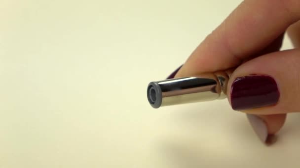 Slow-mo beeldmateriaal. Kunstenaar meisje wijzigingen pen tip. Close-up — Stockvideo