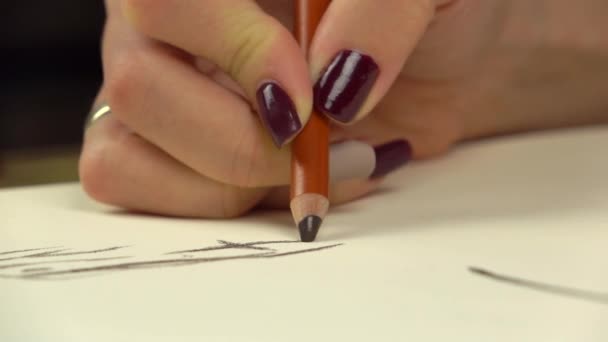 Imágenes de cámara lenta. Artista mano chica dibuja a lápiz. Primer plano — Vídeo de stock
