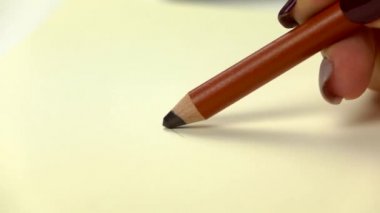 Uyuşuk görüntüleri. Sanatçı kız eli kalem tarafından çizer. Yakın çekim