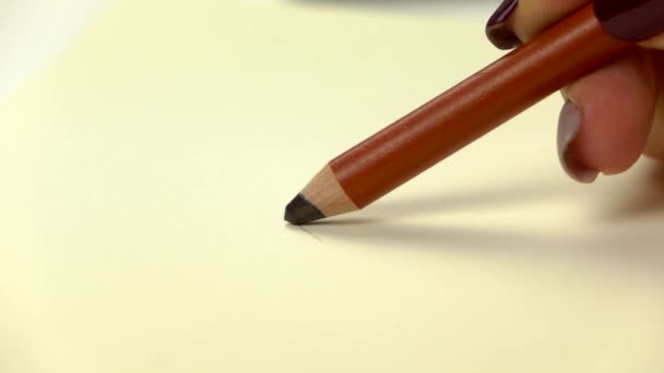 Imagens lentas. Artista mão menina desenha a lápis. Close-up — Vídeo de Stock