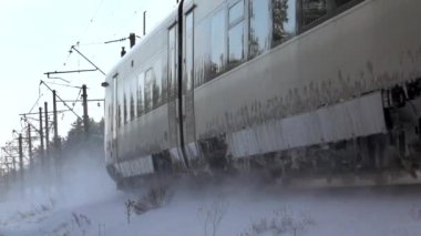 Uyuşuk görüntüleri. Yoldan geçen bir tren içinde belgili tanımlık kış. Karlı türbülans