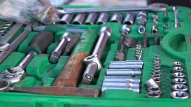 Dolly vurdu. Bir dizi araç tamir için uzaklaştır