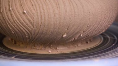 Uyuşuk görüntüleri. Potter vazo bir iplik ile keser. Yakın çekim