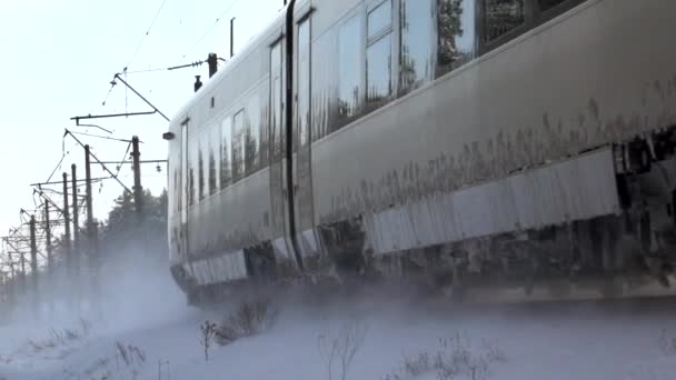 Slow-mo záběry. Projíždějící vlak v zimě. Zasněžené turbulence — Stock video