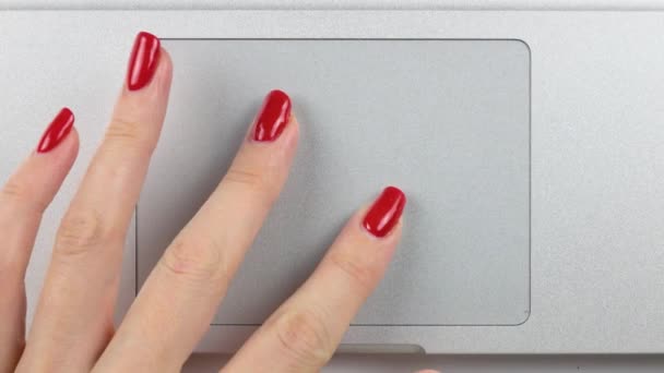 Nagrań 4 k. Womans lewa ręka z czerwonym manicure przy użyciu i kliknięcie przycisku gładzika. Widok z góry, zbliżenie — Wideo stockowe