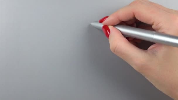 4k 镜头女人右手用钢笔片做红色指甲。顶部视图。特写 — 图库视频影像