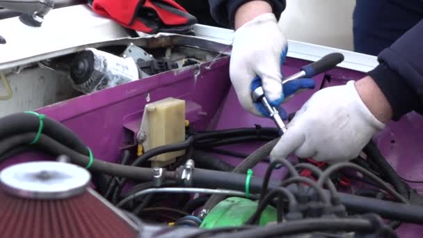 Zeitlupentempo. Ein Mann repariert ein Auto mit Werkzeug. Hände aus nächster Nähe — Stockvideo