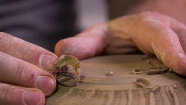 Imagens lentas. Potter Finish cortando o jarro — Vídeo de Stock