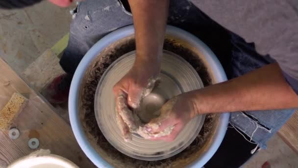 The potter makes a vase on a potters wheel. Top view. Slow motion — Stock Video