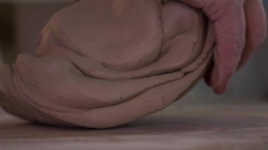 Kil yoğurma potter. Üstten Görünüm. Çok yavaş hareket