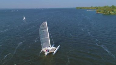 4 k hava fotage. Trimaran kıyısına yakın