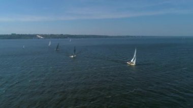 4 k hava görüntüleri. Yaklaşık dört yat yarışı, sinek
